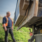 Steeds meer ongevallen door gebrek aan overzicht tijdens wegwerkzaamheden: ‘Werken bij veegwagen is levensgevaarlijk’